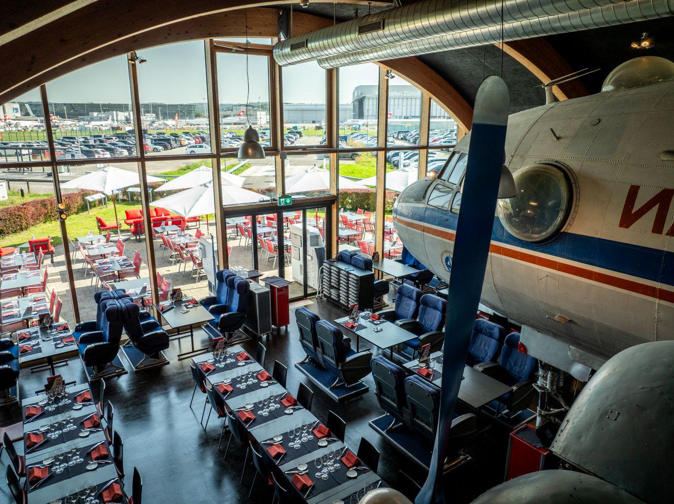 Restaurant Runway 34 – gedeckte Tische neben dem Flugzeug